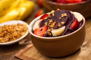 fast acai na tigela com frutas morango